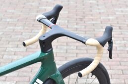 専用のステム一体型ハンドル