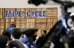 報道陣に挨拶するサイモン・ワン氏