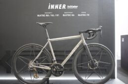 ブラックテック装備のバイク