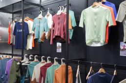 落ち着いたトーンのジャージ