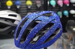 ゴージャスなヘルメット