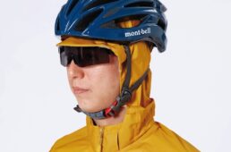 フードを使用した状態でヘルメットが被れる