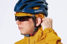 耳に引っ掛けられるフード