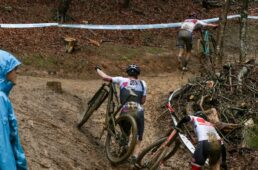 第1フィード手前の逆バンクは泥が溜って乗車困難に