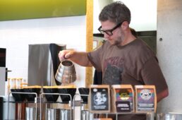 コーヒーを淹れるマット氏