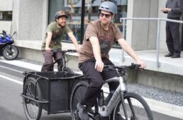 トレーラー付きeバイクに乗るマット氏