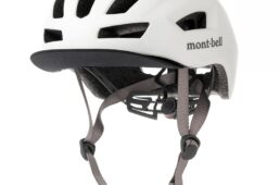 ツバを上げた状態