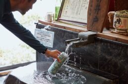 ボトルに水を汲んで出発！