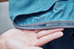 背部の裾にはシリコン系のテープ