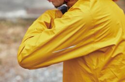 背中側と袖の素材はストレッチ性あり