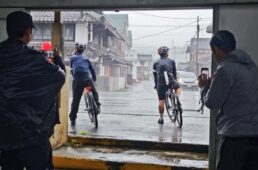 二人のゲストが激しく降る雨の中を出発