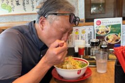 近江ちゃんぽんにかぶりつくシシャチョー