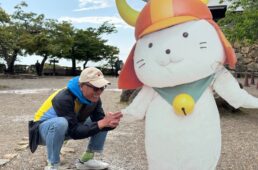 ひこにゃんにカンチョーするシシャチョー