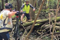 倒木を皆で協力してやり過ごす