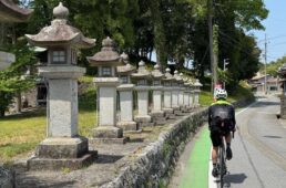 生活感の中にわずかに旧街道の雰囲気の残る良好な道