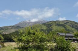 遠くにそびえる伊吹山
