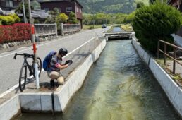 伊吹の豊富な雪解け水を集める水路