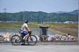 小さな祠とおびただしい石仏