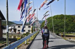 鯉のぼりに迎えられた令和のやじきた一行