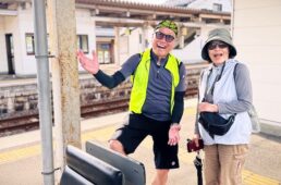 駅のプラットフォームで80歳の女性に声を掛けるシシャチョー