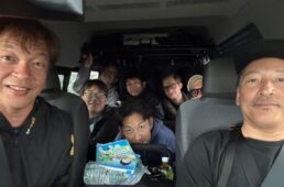 初日の大雨の中、緊急避難でライダスのサポートカーへ