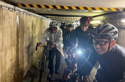 立って歩けないぐらいの通路