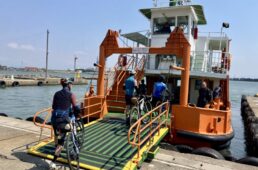 富山県営渡船で対岸へ