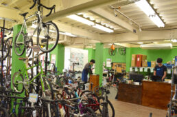 サイクルショップカンザキ 伊丹店の店内の様子