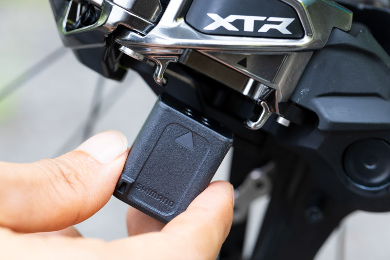 XTRのリヤディレーラーのバッテリー