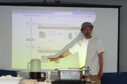 アミノバイタル®について説明する筧さん