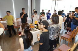 懇親会で乾杯する参加者たち