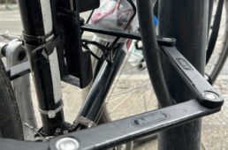 自転車を鍵で固定