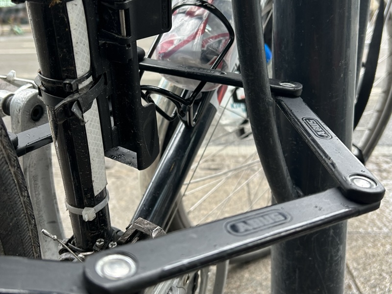 自転車を鍵で固定