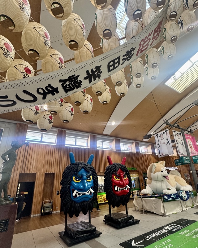 なまはげと秋田犬がお出迎え