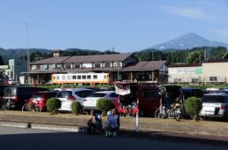 矢島駅と鳥海山