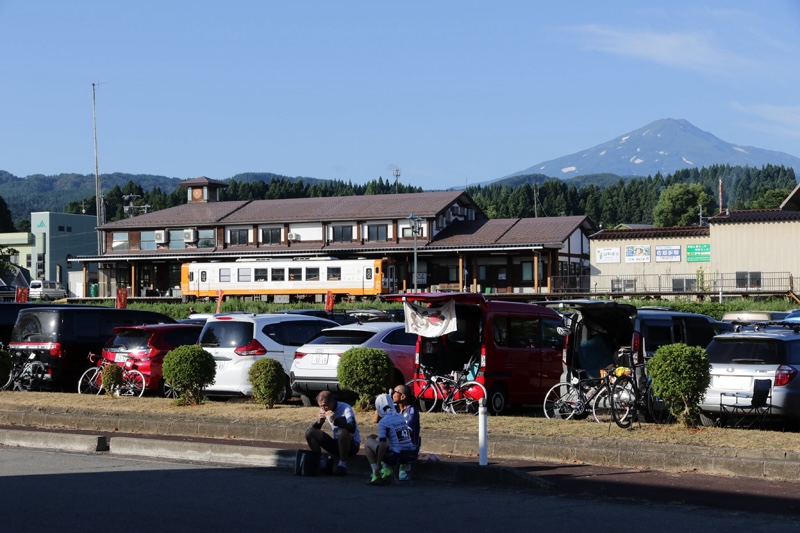 矢島駅と鳥海山