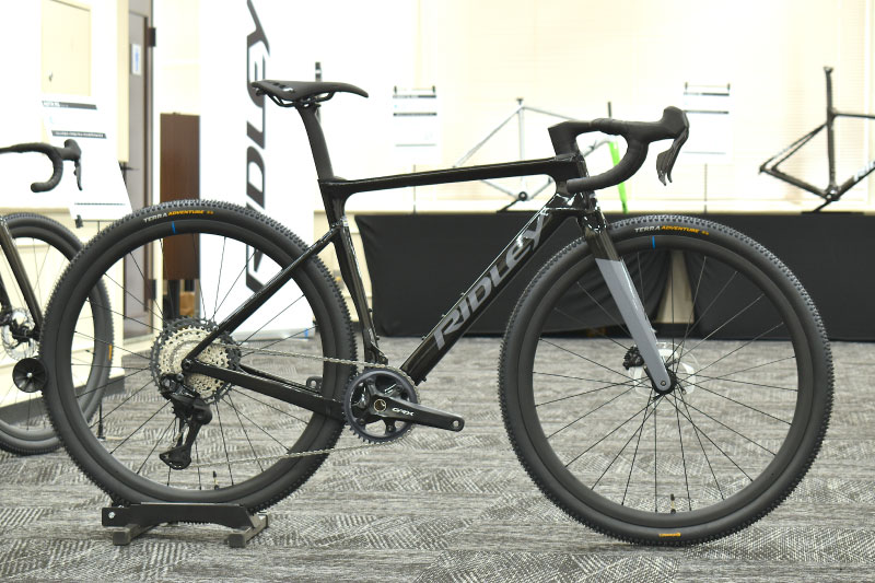 リドレーから新型グラベルバイク「アスター」登場