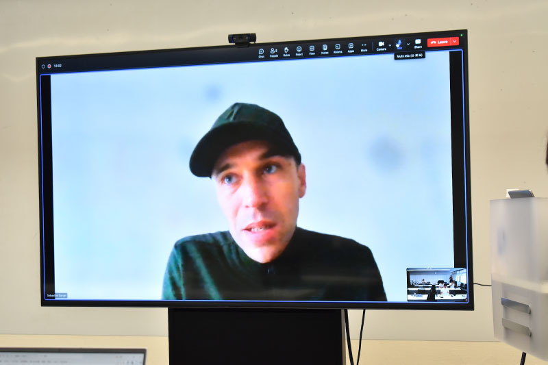 セブ・サーベイ氏