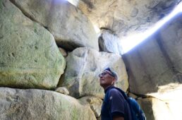 石室にたたずむ