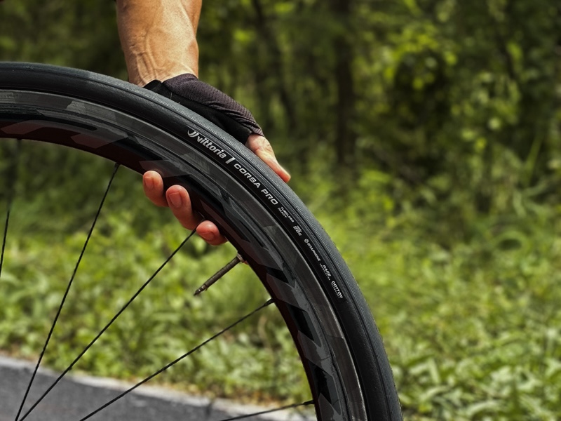 ヴィットリアのロードタイヤ「コルサプロTLR」のオールブラック