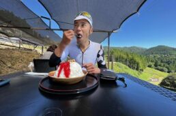 かき氷を食べる