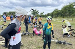 菜那さんの話を聞く五郎さん