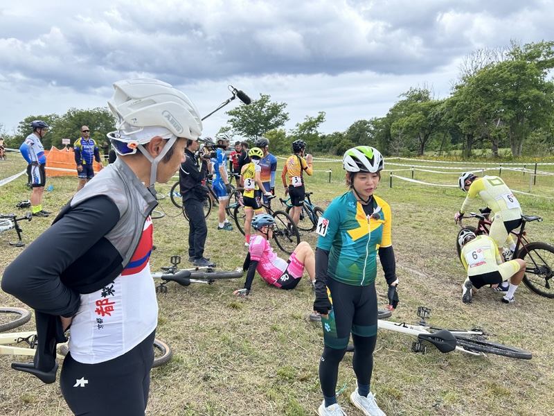 菜那さんの話を聞く五郎さん