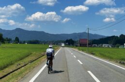 新潟との県境の川沿いを行く