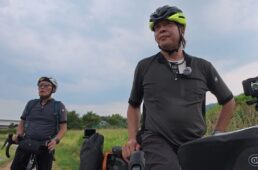 巨大な古墳に圧倒される令和のやじきたの二人