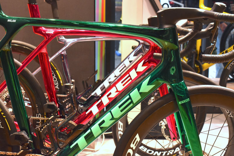 ジャパンカップサイクルロードレースで選手が乗る「Chroma」カラーのロードバイク