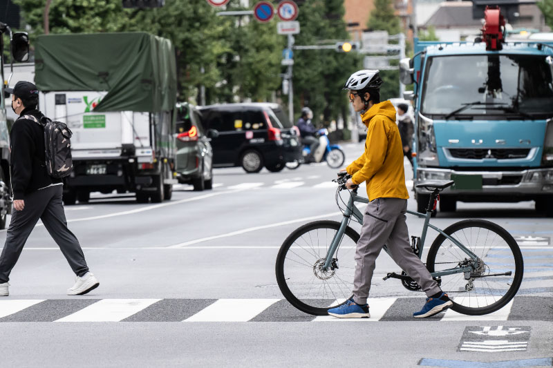 横断歩道では自転車を押して歩こう