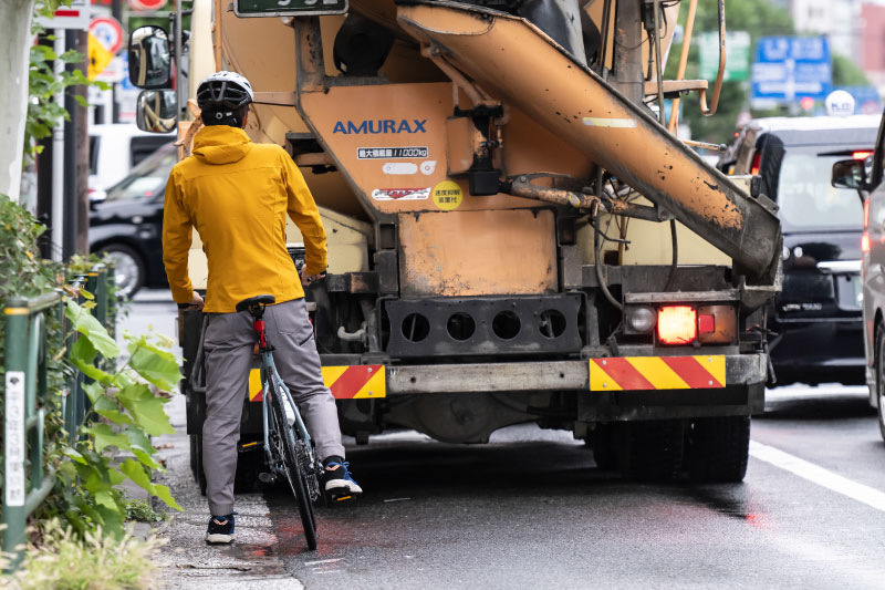 無理なすり抜けは禁物