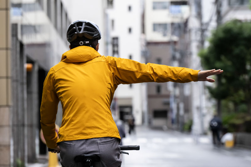 右折のハンドサイン