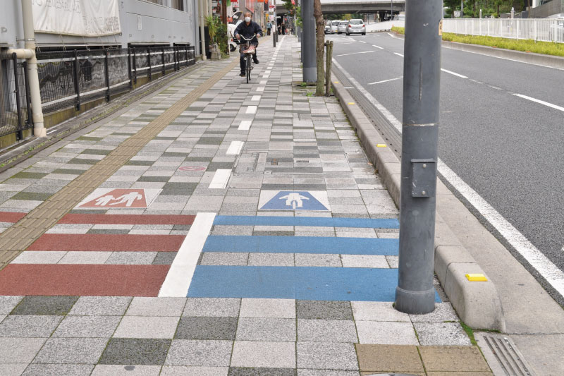 歩道に自転車レーンのようなものがある場合は?